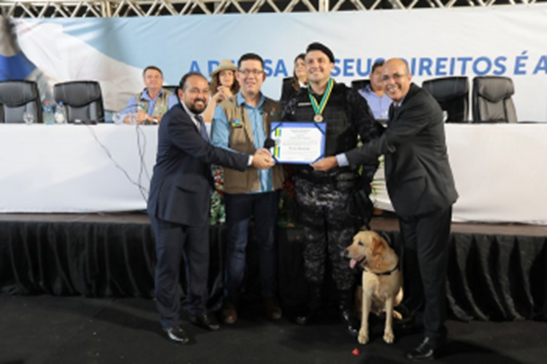  HOMENAGEM | Ismael Crispin entrega medalha do Mérito Legislativo a policial militar