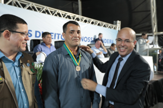  HOMENAGEM – Parlamentar concede Medalha do Mérito Legislativo à Vilmar Silva Barros