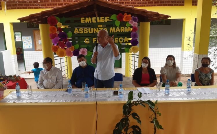  Ismael Crispin comemora dia do professor entregando obra em escola