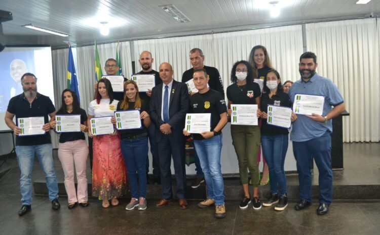  Rolim de Moura – Ismael Crispin homenageia policiais civis da DEAM com entrega de Voto de Louvor