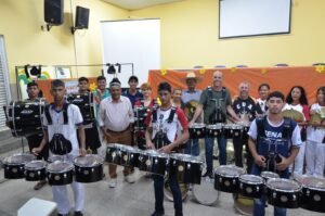 Candeias do Jamari: Ismael Crispin fortalece cultura com entrega de instrumentos para banda de fanfarra