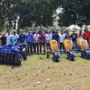 Ismael Crispin entrega implementos agrícolas para associação de Alvorada D’Oeste