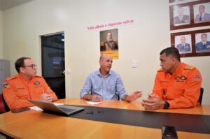 Ismael Crispin e Comandante do Bombeiros discutem inauguração do quartel de São Miguel do Guaporé