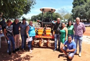 Ismael Crispin impulsiona a agricultura familiar de Seringueiras com entrega de plantadeira