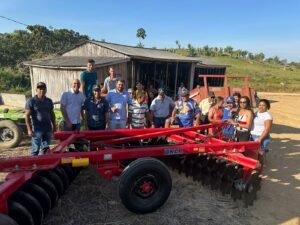 Campo Novo de Rondônia: Ismael Crispin atende pleito do vereador Thiago Onofre e entrega implementos agrícolas para associação