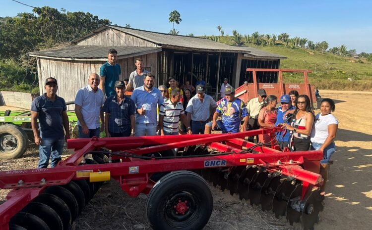  Campo Novo de Rondônia: Ismael Crispin atende pleito do vereador Thiago Onofre e entrega implementos agrícolas para associação