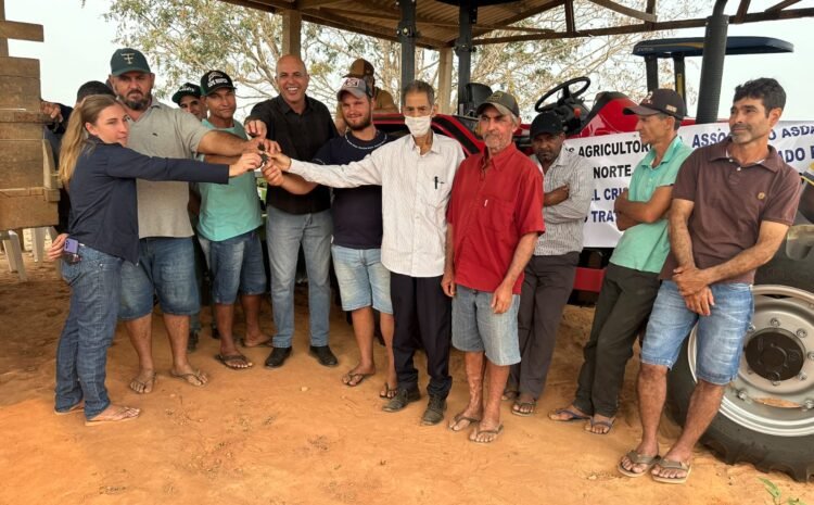  Ismael Crispin entrega implemento agrícola e celebra compromisso cumprido com Nova Brasilândia do Oeste