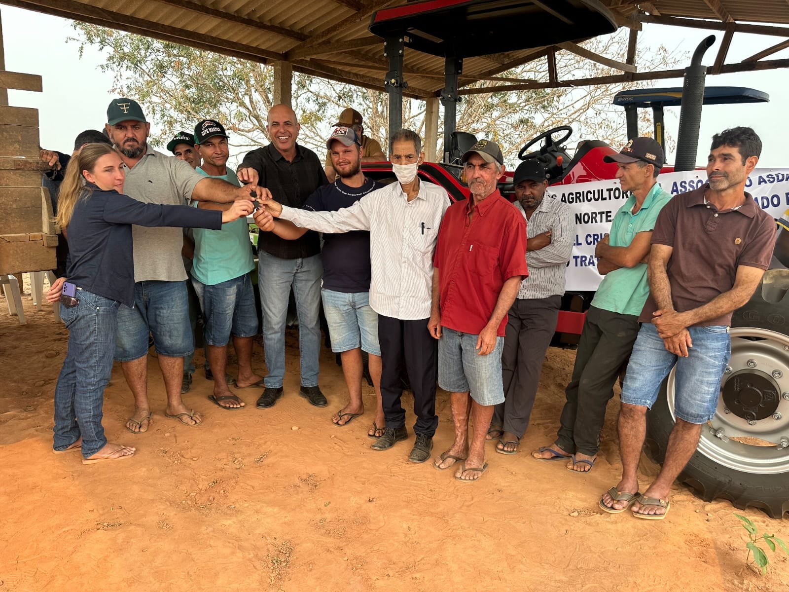 Ismael Crispin entrega implemento agrícola e celebra compromisso cumprido com Nova Brasilândia do Oeste