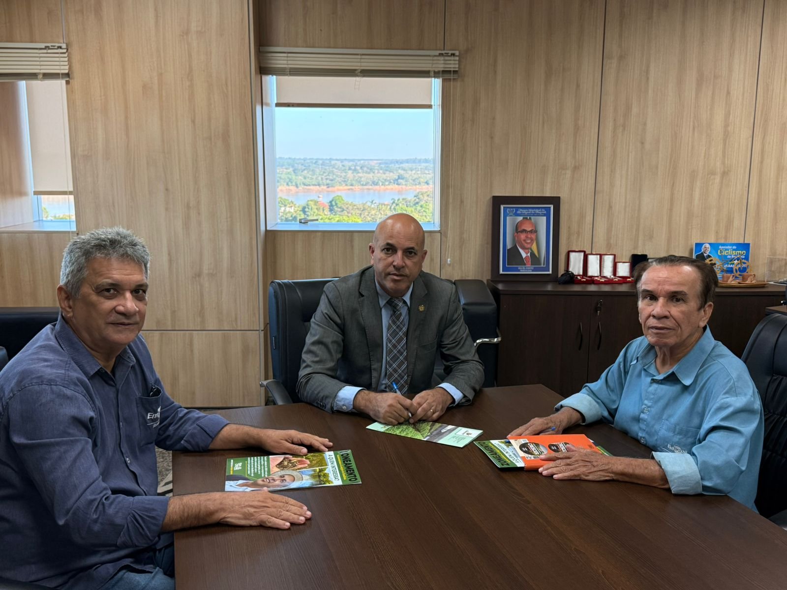 Deputado Ismael Crispin recebe pesquisadores para tratar da modernização do cultivo da mandioca em Rondônia