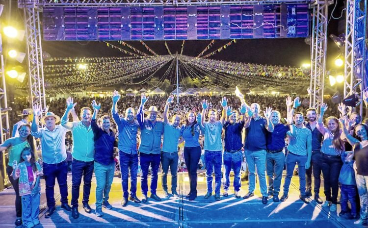Pela primeira vez no palco da festa de São Miguel, deputado Ismael Crispin celebra os 37 anos com anúncio de novas obras para o município