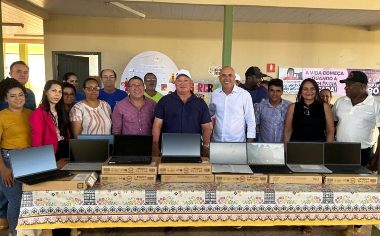  Deputado Ismael Crispin entrega notebooks e presta homenagem aos professores de Alvorada d’Oeste