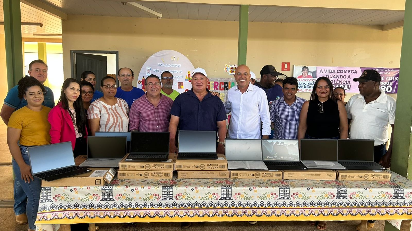 Deputado Ismael Crispin entrega notebooks e presta homenagem aos professores de Alvorada d’Oeste