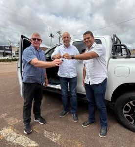 Deputado Ismael Crispin inicia 2026 com entrega de veículo à Prefeitura de Rolim de Moura