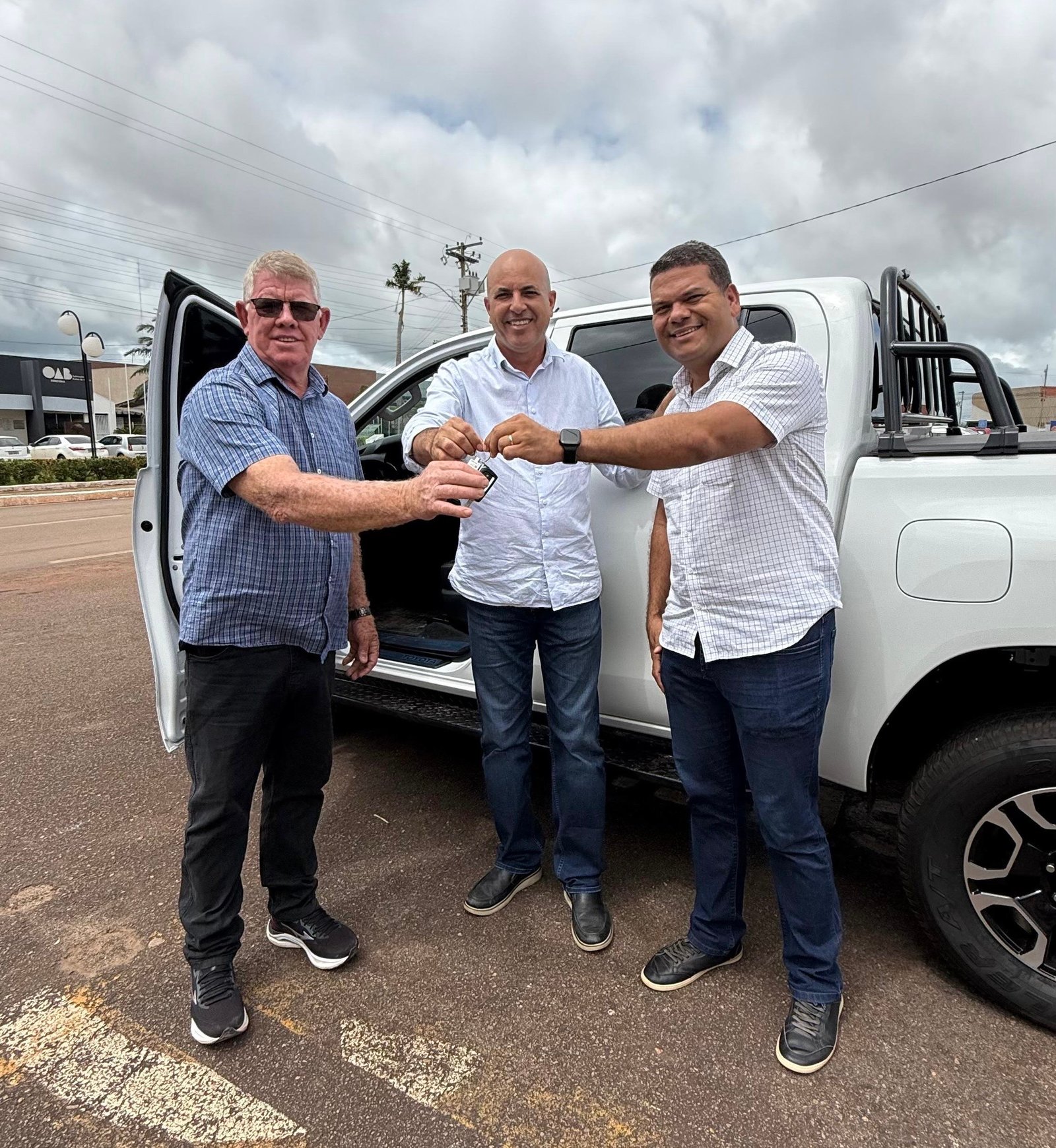 Deputado Ismael Crispin inicia 2026 com entrega de veículo à Prefeitura de Rolim de Moura