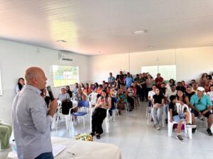 A comunidade de Pimenteiras do Oeste viveu um momento marcante com a entrega do novo refeitório Apollo Herreira Klein, realizada pelo deputado estadual Ismael Crispin na Escola Municipal Paulo Freire na na manhã desta sexta-feira (21). A obra fortalece a estrutura escolar e garante melhores condições de alimentação, convivência e acolhimento para os alunos atendidos pela unidade.