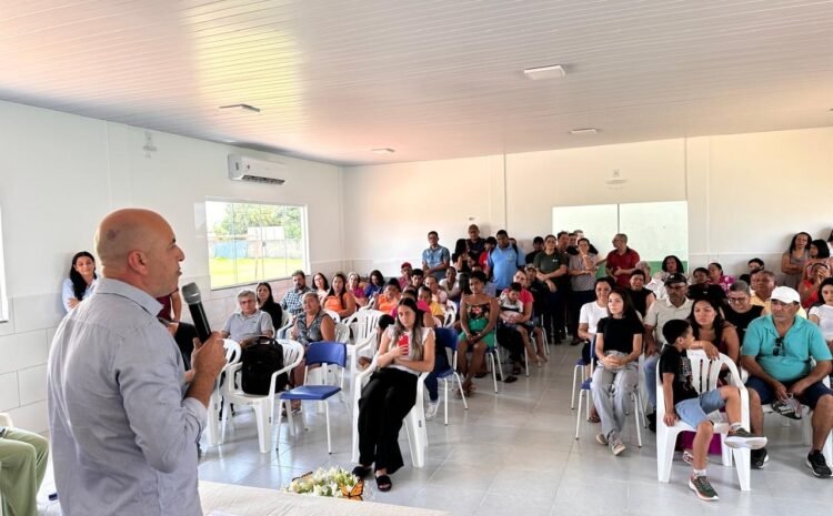  A comunidade de Pimenteiras do Oeste viveu um momento marcante com a entrega do novo refeitório Apollo Herreira Klein, realizada pelo deputado estadual Ismael Crispin na Escola Municipal Paulo Freire na na manhã desta sexta-feira (21). A obra fortalece a estrutura escolar e garante melhores condições de alimentação, convivência e acolhimento para os alunos atendidos pela unidade.